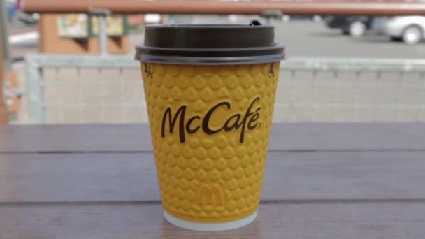 Mão Masculina Close Toma Café Mcdonald Copo Papel Amarelo Mccafe — Vídeo de Stock