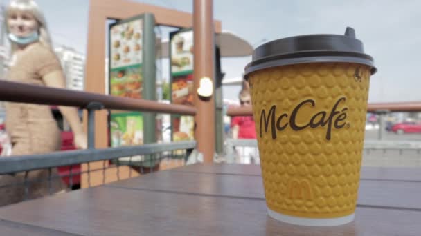 Gele Kartonnen Koffiebeker Van Mcdonald Mccafe Papieren Glazen Drankje Eén — Stockvideo