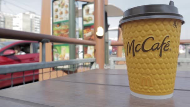 麦当劳的黄色纸杯咖啡 Mc咖啡纸杯饮料 一杯热茶或咖啡放在桌上的咖啡杯 快餐馆里的菜单 乌克兰基辅 2021年9月12日 — 图库视频影像