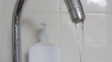 Musluktan akan musluk suyuna yakın çekim. Mutfakta ya da banyoda musluk tasarlıyorum. Su tasarrufu ve su tüketimi, gümrük vergisi ve su fiyatı kavramı.