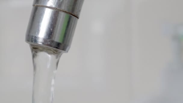 Egy Csapból Folyó Ivóvíz Közelsége Csap Tervezése Konyhában Vagy Fürdőszobában — Stock videók