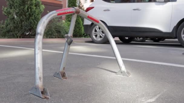 Una Cerradura Aparcamiento Gris Vídeo Cerca Plaza Aparcamiento Reservada Obstáculo — Vídeos de Stock