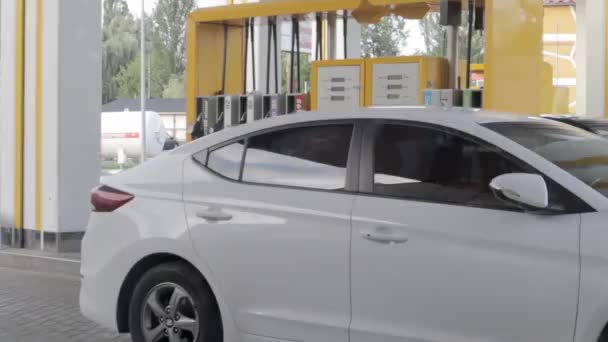 ガソリンスタンドで男が車を満タンにする ガソリン ガスのための油と価格の概念 車の給油プロセス 燃料ポンプはガソリンスタンドで使用されます ウクライナ キエフ 2021年8月7日 — ストック動画