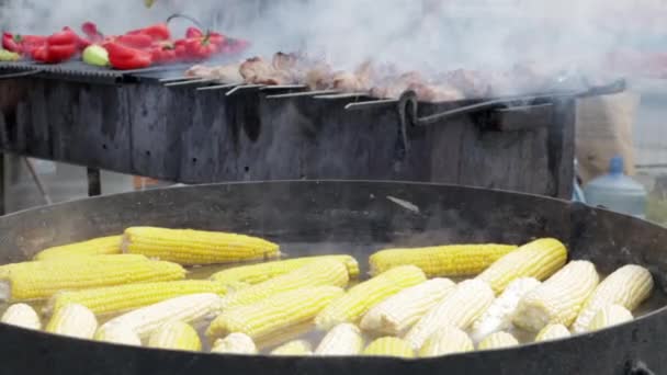 Majs Varmt Vatten Som Gatumat Gatumässa Eller Festival Läckra Kolvar — Stockvideo