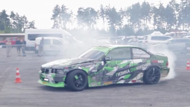 Unášející Auto Profesionální Řidič Závodní Drift Auto Hustým Kouřem Hořících — Stock video