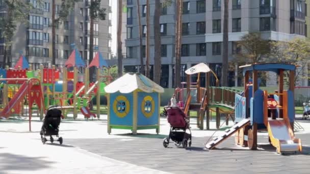 Kolorowy Nowoczesny Plac Zabaw Podwórku Parku Ludźmi Relaksującymi Zabawnymi Dziećmi — Wideo stockowe