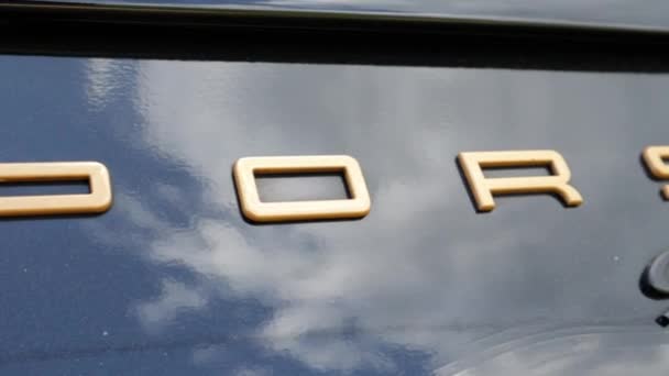 Надпись Логотип Porsche Стволе Хвосте Замедленная Съемка Немецкий Производитель Специализирующийся — стоковое видео