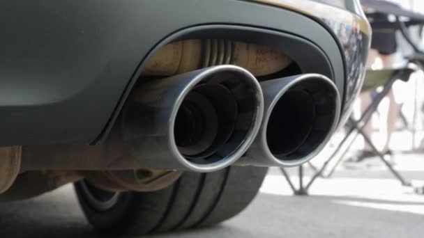 新しい高級車の排気システムの下のビュー パノラマビュー エンジン排気から有害物質を除去し 車両騒音を低減するためのデュアル排気管の閉鎖 — ストック動画
