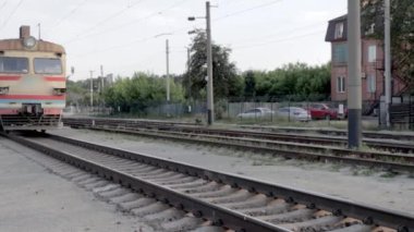 Tren istasyonu ve tren istasyonu. Eski yük treni tren istasyonuna varmıştı. Ağır bir dizel yük treni tren raylarından geçiyor ve istasyona varıyor..