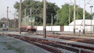 Tren istasyonu ve tren istasyonu. Eski yük treni tren istasyonuna varmıştı. Ağır bir dizel yük treni tren raylarından geçiyor ve istasyona varıyor..