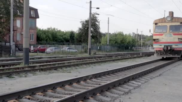 Nádraží Železniční Stanice Nákladní Vlak Dorazil Nádraží Podél Kolejí Projíždí — Stock video
