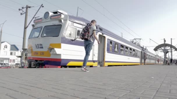 Het Perron Van Het Station Wachten Passagiers Hogesnelheidstrein Stappen Vervolgens — Stockvideo