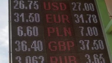 Sokakta döviz kuruyla elektronik skor tabelası. Döviz bürosunun yakınındaki döviz kuru. Oran tablosu usd, eur, pln, gbr, ovala. Ukraynaca ve İngilizce metin para birimi değişimi.