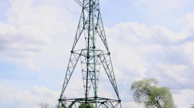 Yüksek voltajlı elektrik santrali. Dağıtım kabloları olan yüksek voltajlı yüksek kule. Dönüşüm istasyonu ve elektrik santrali. Yeşil enerji sürdürülebilirliği ve yenilenebilir enerji kavramı.