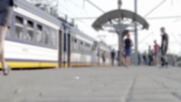 Peron Dworcu Kolejowym Pasażerowie Czekają Pociąg Dużych Prędkości Pasażerowie Czekają — Wideo stockowe