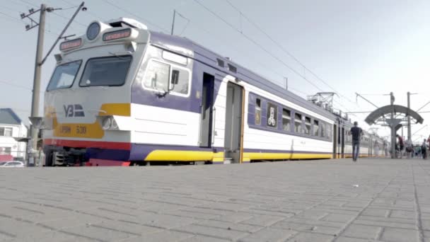 Plattform Järnvägsstationen Passagerare Väntar Höghastighetståget Och Sedan Ombord Tåget Passagerarna — Stockvideo