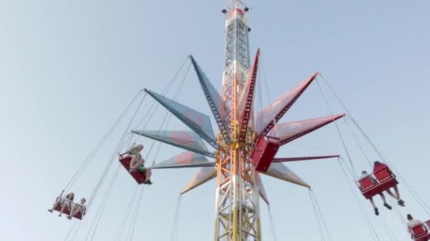 Montar Carrusel Alto Parque Atracciones Gente Divierte Balanceándose Columpio Con — Vídeo de stock