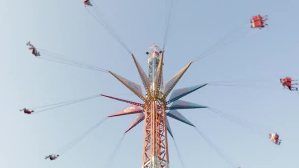 Montar Carrossel Alto Parque Diversões Pessoas Divertem Balançando Balanço Com — Vídeo de Stock