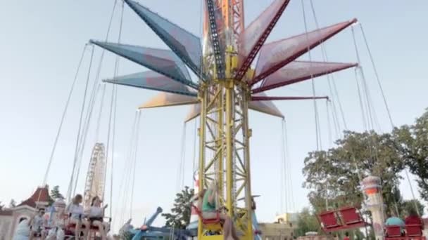 Cavalca Alta Giostra Nel Parco Divertimenti Persone Divertono Oscillare Altalena — Video Stock