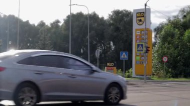Ukrayna 'nın başkenti Kyiv' deki yol kenarındaki KLO benzin istasyonu. KLO, Ukrayna 'da bulunan bir benzin istasyonu ağıdır. Ukrayna, Kyiv - 17 Temmuz 2021.