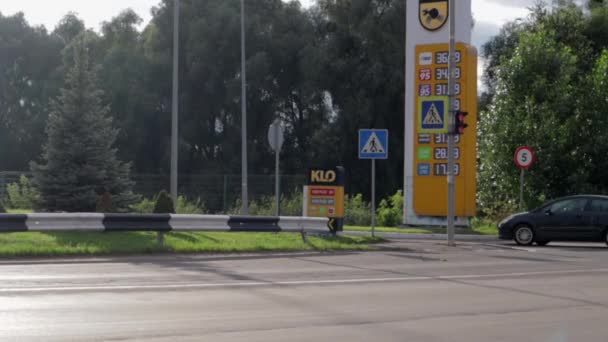 Ukrayna Nın Başkenti Kyiv Deki Yol Kenarındaki Klo Benzin Istasyonu — Stok video