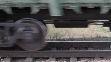 Tren istasyonu ve tren istasyonu. Eski yük treni tren istasyonuna varmıştı. Ağır bir dizel yük treni tren raylarından geçiyor ve istasyona varıyor..