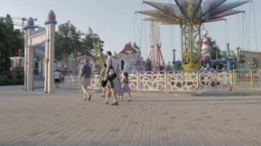 Maxim Gorky 'nin şehir parkı. Zaman ayarlı. Eğlence parkında eğlence eğlencesi. Harkov 'un merkezinde silah sesleri, yaz tatilinde yürüyen insanlar. Ukrayna, Harkiv - 17 Temmuz 2021.