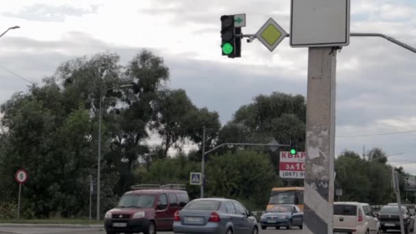 Flyttar Bilar Mot Grönt Trafikljus Grön Trafikljusgata Vägarna Rör Sig — Stockvideo