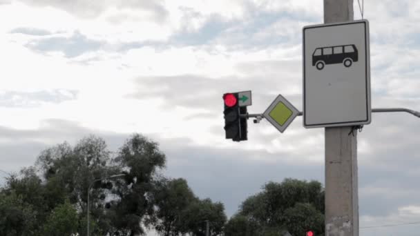Znak Stopu Sygnalizacja Świetlna Przystanek Autobusowy Znak Drogowy Przed Niebieskim — Wideo stockowe