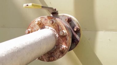 Eve gaz boru hattı, valf. Isı kaynağı kavramı. Sarı musluğu ve sokakta vanası olan büyük metal bir boru hattı. Boru hattındaki sarı gaz vanası..