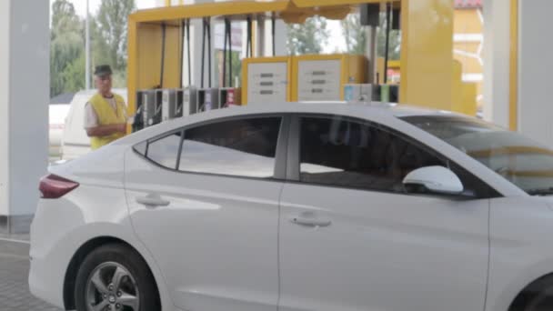 Мужчина Заправляет Машину Заправке Концепция Нефти Цены Бензин Топливо Процесс — стоковое видео