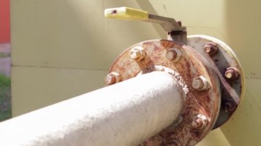 Eve gaz boru hattı, valf. Isı kaynağı kavramı. Sarı musluğu ve sokakta vanası olan büyük metal bir boru hattı. Boru hattındaki sarı gaz vanası..