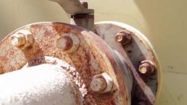 Eve gaz boru hattı, valf. Isı kaynağı kavramı. Sarı musluğu ve sokakta vanası olan büyük metal bir boru hattı. Boru hattındaki sarı gaz vanası..