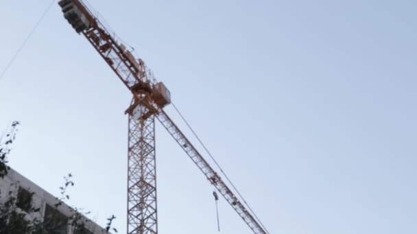 Jeřáb Průmyslové Věže Proti Obloze Velké Staveniště Proces Výstavby Kapitálu — Stock video