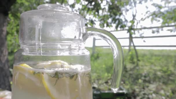 Домашній Лимонад Лимонів Великому Скляному Глечику Столі Саду Глечик Лимоном — стокове відео