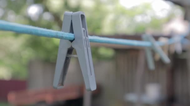 Pinzas Plástico Cuelgan Una Fila Cuerda Cuerda Aire Libre Sobre — Vídeo de stock