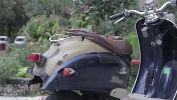 Vintage Shabby Scooter Mini Motorcycle Stands Outdoors Popular Mode Transport — Stock Video