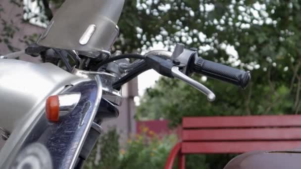 Eski Püskü Motosiklet Mini Motosiklet Dışarıda Duruyor Popüler Ulaşım Şekli — Stok video