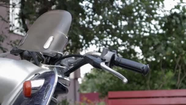 Vintage Shabby Scooter Eller Mini Motorcykel Står Utomhus Populärt Transportsätt — Stockvideo