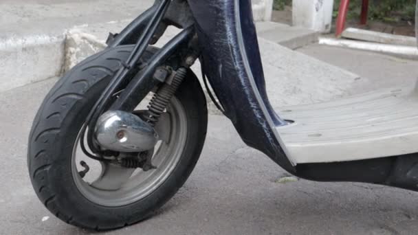 Vintage Scooter Squallido Mini Moto Distingue All Aperto Modo Trasporto — Video Stock