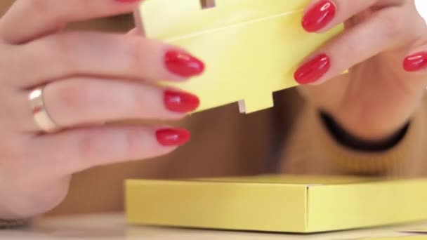 Uma Mulher Irreconhecível Dobra Uma Pequena Caixa Papelão Amarelo Produção — Vídeo de Stock
