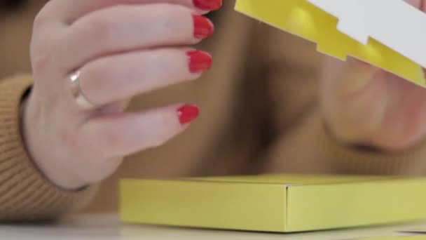 Uma Mulher Irreconhecível Dobra Uma Pequena Caixa Papelão Amarelo Produção — Vídeo de Stock