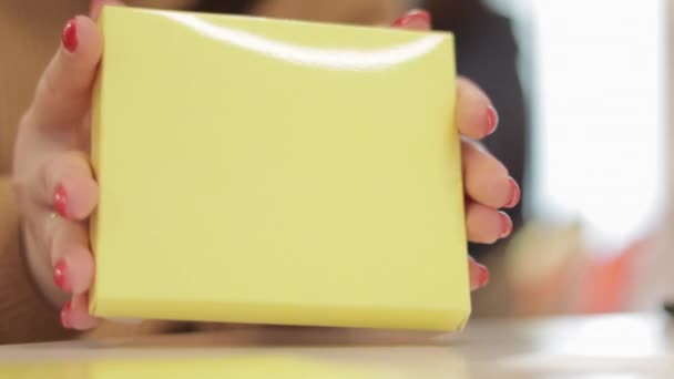 Een Onherkenbare Vrouw Vouwt Een Kleine Gele Kartonnen Doos Productie — Stockvideo