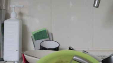Lavabodaki mutfak aletlerinin yıkanması gerekiyor. Mutfak lavabosunda bir yığın kirli bulaşık. Mutfak aletlerinin yıkanması gerekiyor. Ödev konsepti.