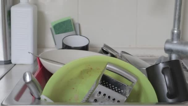 Przybory Kuchenne Umywalce Muszą Być Umyte Stos Brudnych Naczyń Zlewie — Wideo stockowe
