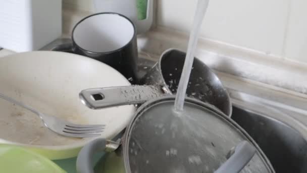 Przybory Kuchenne Umywalce Muszą Być Umyte Sterta Brudnych Naczyń Zlewie — Wideo stockowe