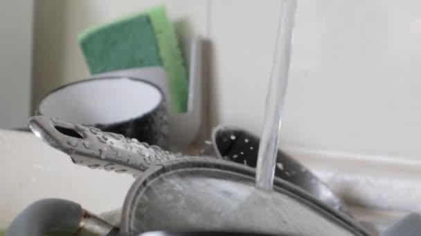 洗脸盆里的厨房用具需要洗一洗 厨房的洗碗池里堆满了脏水 厨房器皿需要洗一洗 家庭工作概念 — 图库视频影像