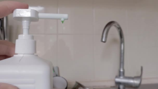 Χέρι Ενός Άντρα Πιέζει Ένα Πλυντήριο Πιάτων Δοχείο Υγρού Σαπουνιού — Αρχείο Βίντεο