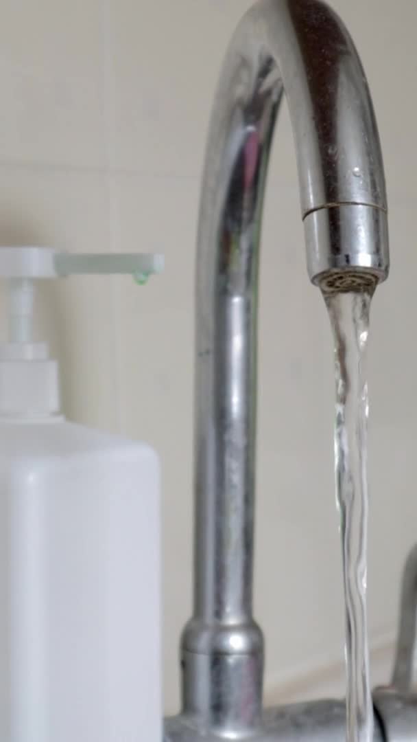 Musluktan Akan Musluk Suyuna Yakın Çekim Dikey Video Mutfakta Banyoda — Stok video