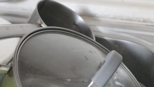 Die Küchenutensilien Waschbecken Müssen Gewaschen Werden Ein Haufen Schmutziges Geschirr — Stockvideo